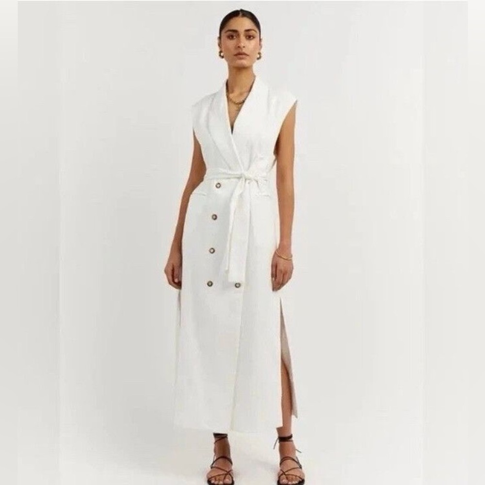 DISSH- new never worn w. Tags. Elegant White Sleeveless Wrap Dress